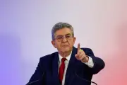 Mélenchon exige des excuses de Vallaud avant tout débat
