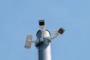 Mode anti-reconnaissance faciale : quand les vêtements défient la surveillance algorithmique