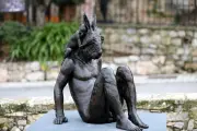 Mougins transformé en labyrinthe vivant par les minotaures sensibles de Beth Carter