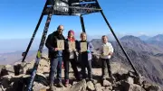Nawelle et Mila, 8 et 10 ans, gravissent le mont Toubkal au Maroc