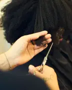 New York : bientôt obligatoire de savoir coiffer les cheveux texturés