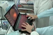Nice : l'hôpital Lenval révolutionne le diagnostic du syndrome du bébé secoué avec un rétinographe