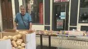 Nîmes : un épicier distribue 2 tonnes de butternut pour Halloween