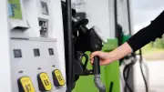 Nouvelle arnaque au carburant : la boulette d'aluminium qui bloque le pistolet à la pompe