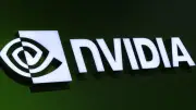 Nvidia franchit les 5 000 milliards de dollars en Bourse, un record historique