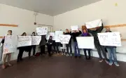 Parents en colère bloquent une école face au manque de remplaçants d'enseignants