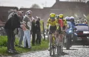 Paris-Roubaix : Koch triomphe, Ferrand-Prévot sacrifie sa course pour Vos