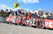 Paris-Roubaix : Pogacar vise un exploit historique face à van der Poel