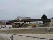 Passerelle en acier corten installée au pôle d'échange multimodal de la gare