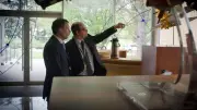Patrice Prat visite le centre de commandement de la sonde Rosetta au CNES