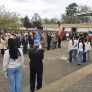 Pessac : le général Groen remet un drapeau patriotique à la classe Défense du collège
