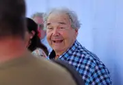 Pierre Perret rend hommage à sa grand-mère Anna, une vie de résilience et de courage