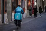 Plainte pour traite d'êtres humains contre Deliveroo et Uber Eats : les détails