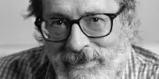 Portrait de César Aira, l'écrivain argentin au génie littéraire vertigineux