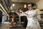 Pâques au restaurant Les Prés d'Eugénie : une presse à canard en chocolat de 900 grammes