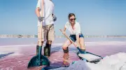 Ramasser la fleur de sel dans les salins d'Aigues-Mortes : immersion