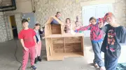 À Redessan, des enfants construisent une maison de poupées lors d'un atelier bois éducatif
