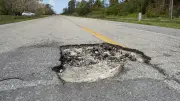 Routes dégradées : manque d'entretien et climat menacent la sécurité des usagers