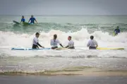 Saison de surf à Biarritz : un démarrage contrasté malgré les vagues