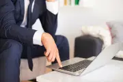 Sédentarité au travail : 7 heures assis par jour menacent gravement la santé