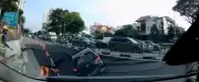 Singapour : une voiture engloutie par un gouffre, passagère sauvée par des ouvriers