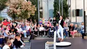 Stéphanie Fuster illumine Pont-Saint-Esprit avec un flamenco en plein air captivant