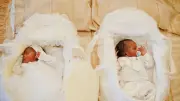 Sœurs jumelles accouchent simultanément : Léo et Léonie naissent à 14 minutes d'intervalle