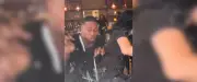 SUV percute la vitre d'un restaurant à Houston, des influenceurs frôlent la mort