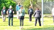 Taï chi et Qi gong en plein air à Uchaud : bien-être et souplesse au parc Saunier