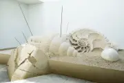 Théo Mercier sculpte une œuvre monumentale en sable pour l'exposition de la Fondation Carmignac à Porquerolles