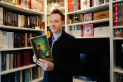 Tony Corgann, magicien rochelais, publie un livre pour initier les enfants à la magie