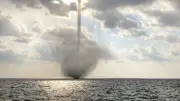 Trombe marine en Espagne : images impressionnantes du tourbillon de débris