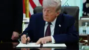 Trump annonce le retrait américain d'Iran sous 2-3 semaines et critique la France