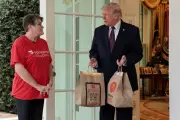 Trump défend McDonald's, l'Iran et le Pape lors d'une conférence de presse surréaliste