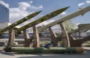 Trump menace l'Iran sur les infrastructures civiles, Téhéran riposte
