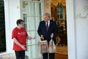 Trump mêle fast-food, Iran et polémique religieuse dans une conférence surréaliste