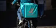 Uber Eats et Deliveroo accusées de traite d'êtres humains