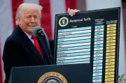 Un an après le 'Liberation Day' de Trump, les Américains paient la facture des surtaxes