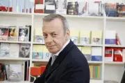Un auteur exprime sa gratitude envers Olivier Nora pour sa confiance dans son premier roman