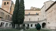 Un aventurier traverse le Languedoc comme au XIIIe siècle sur le chemin de Saint-Guilhem