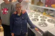 Un bar à couscous personnalisé Yeamma ouvre à Toulon, porté par une famille en reconversion