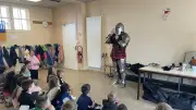 Un chevalier médiéval fait sensation à l'école de La Garde en Lozère