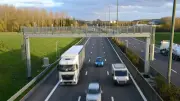 Un conducteur braque un poids lourd avec une arme sur l'autoroute en Catalogne