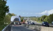 Un convoi exceptionnel transportant un catamaran bloque la circulation près de Rochefort