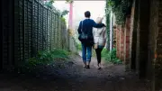 Un couple achète une ruelle boueuse aux enchères au lieu d'une maison