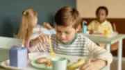 Un enfant TDAH exclu de la cantine sans préavis : la mairie de la Marne critiquée