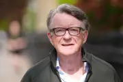 Un ex-fonctionnaire britannique accuse Downing Street d'avoir pressé la nomination de Mandelson