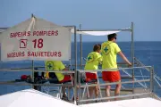 Un homme coincé dans les rochers sur une plage de Nice secouru par les pompiers