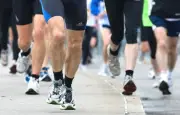 Un marathonien célèbre trop tôt et perd la victoire au dernier moment