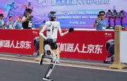 Un robot humanoïde bat le record du monde du semi-marathon en Chine